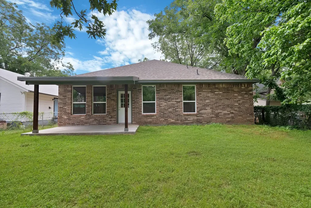 407 E Willingham Street Cleburne TX 76031