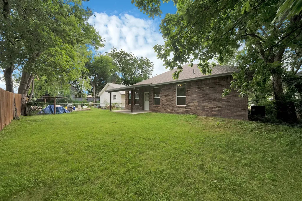 407 E Willingham Street Cleburne TX 76031