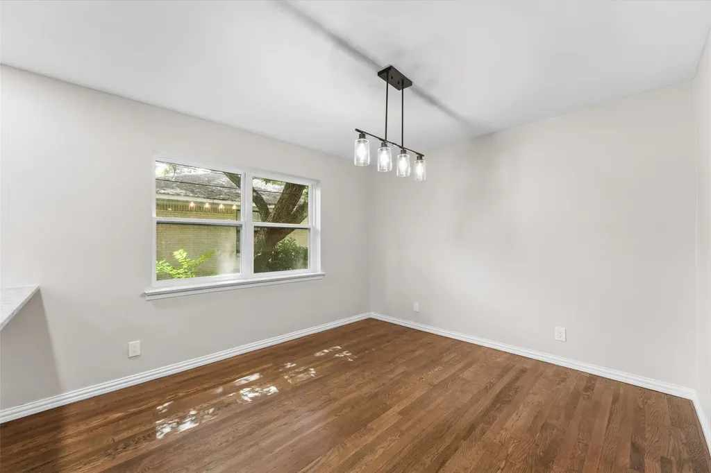 2335 Hartline Drive Dallas TX 75228