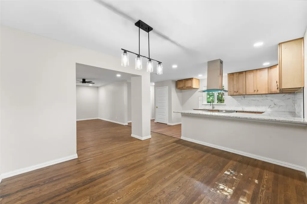 2335 Hartline Drive Dallas TX 75228