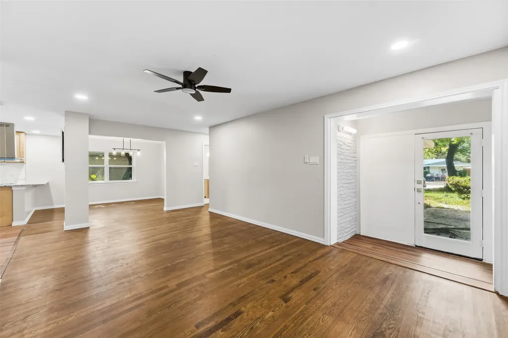 2335 Hartline Drive Dallas TX 75228