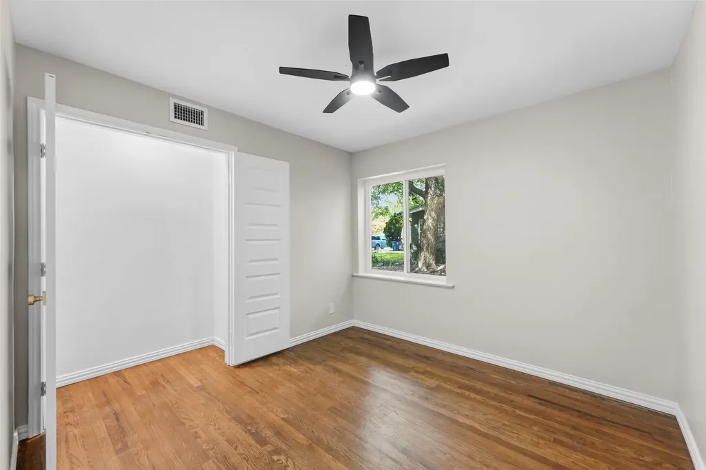 2335 Hartline Drive Dallas TX 75228