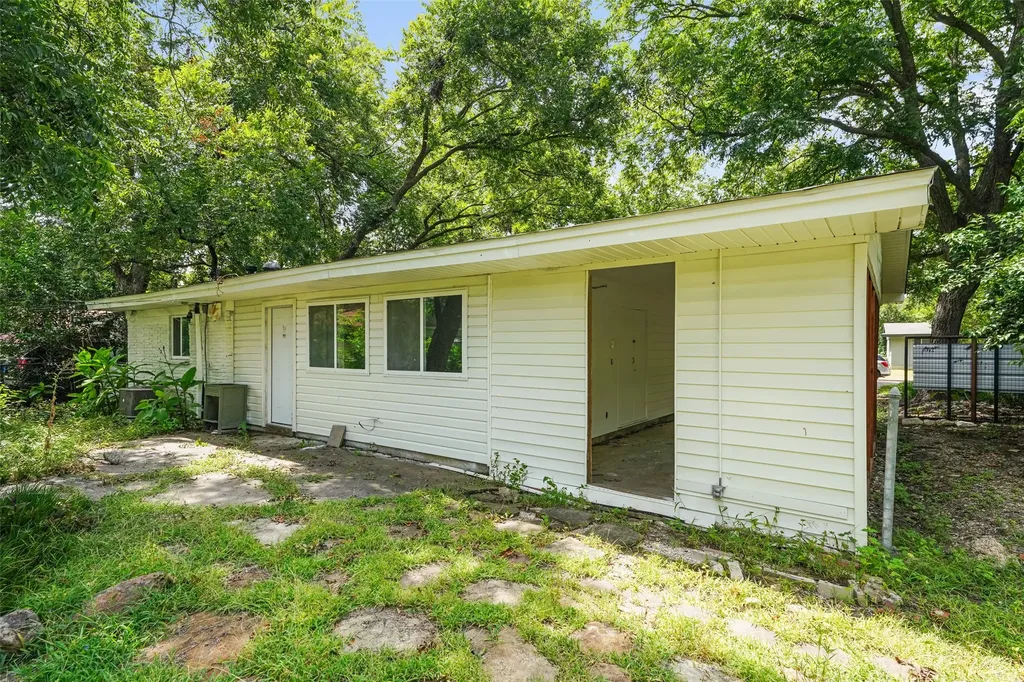 2335 Hartline Drive Dallas TX 75228