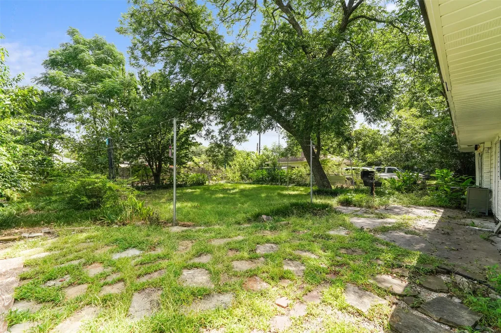 2335 Hartline Drive Dallas TX 75228