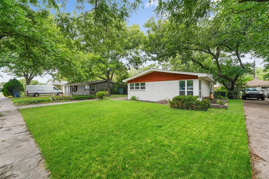 2335 Hartline Drive Dallas TX 75228