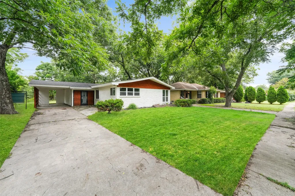 2335 Hartline Drive Dallas TX 75228