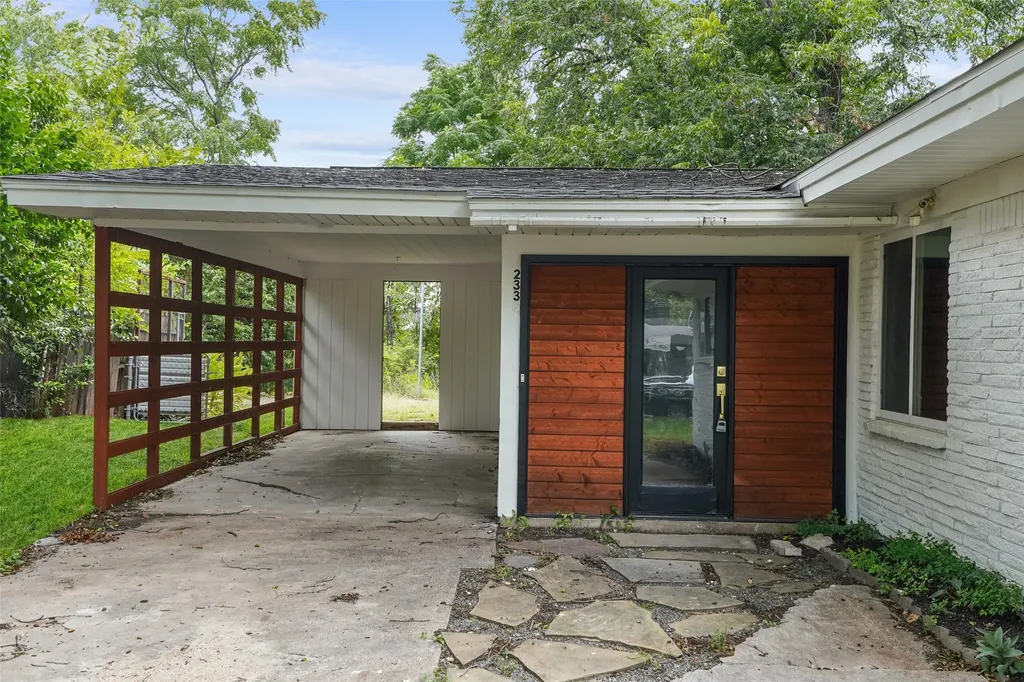 2335 Hartline Drive Dallas TX 75228