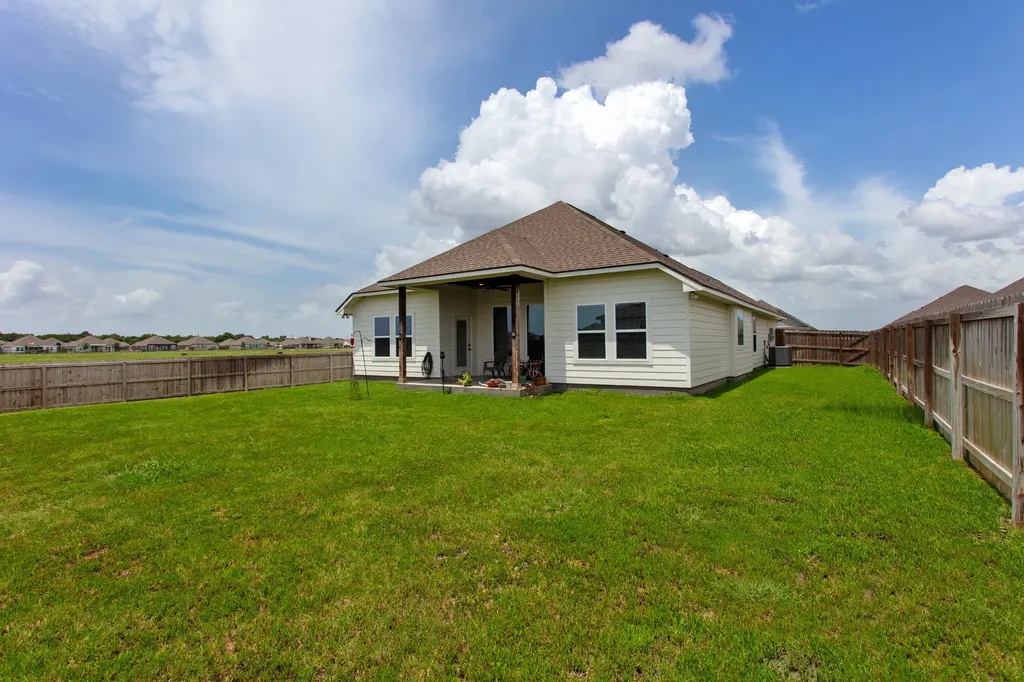 100 Turnrow Cove Snook TX 77878