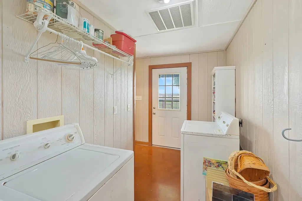 1010 County Road 382 Era TX 76238