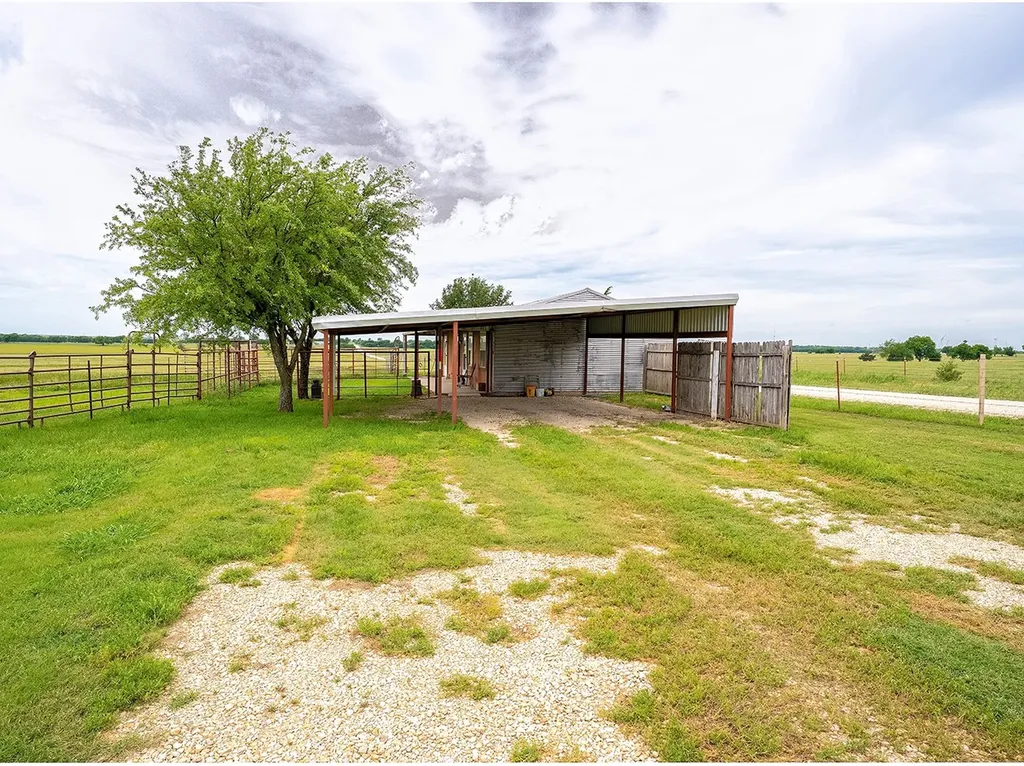 1010 County Road 382 Era TX 76238