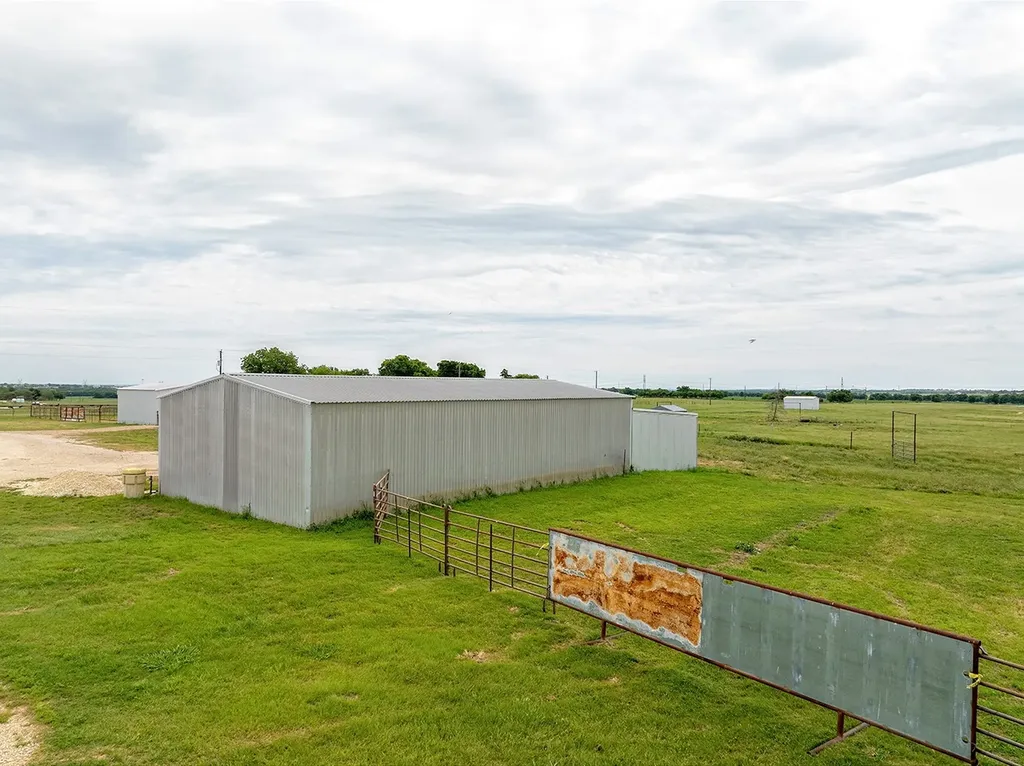 1010 County Road 382 Era TX 76238