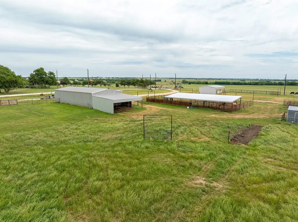 1010 County Road 382 Era TX 76238