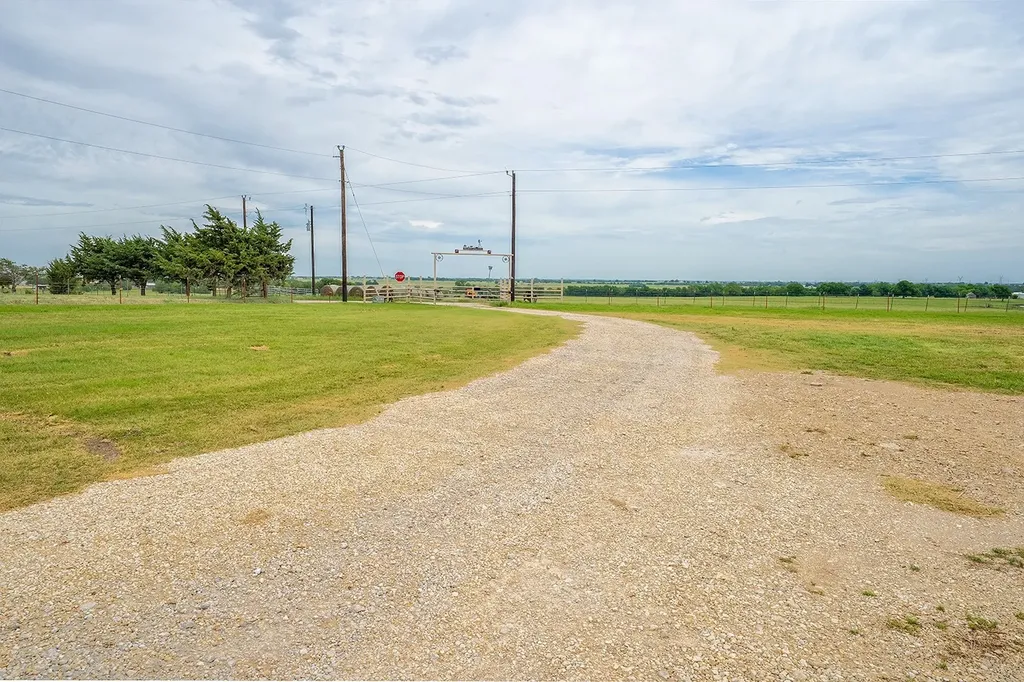 1010 County Road 382 Era TX 76238
