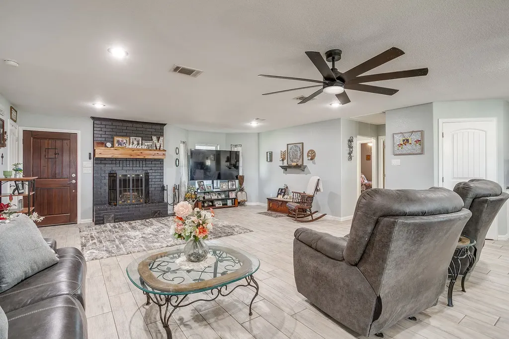 207 Trails End Poolville TX 76487