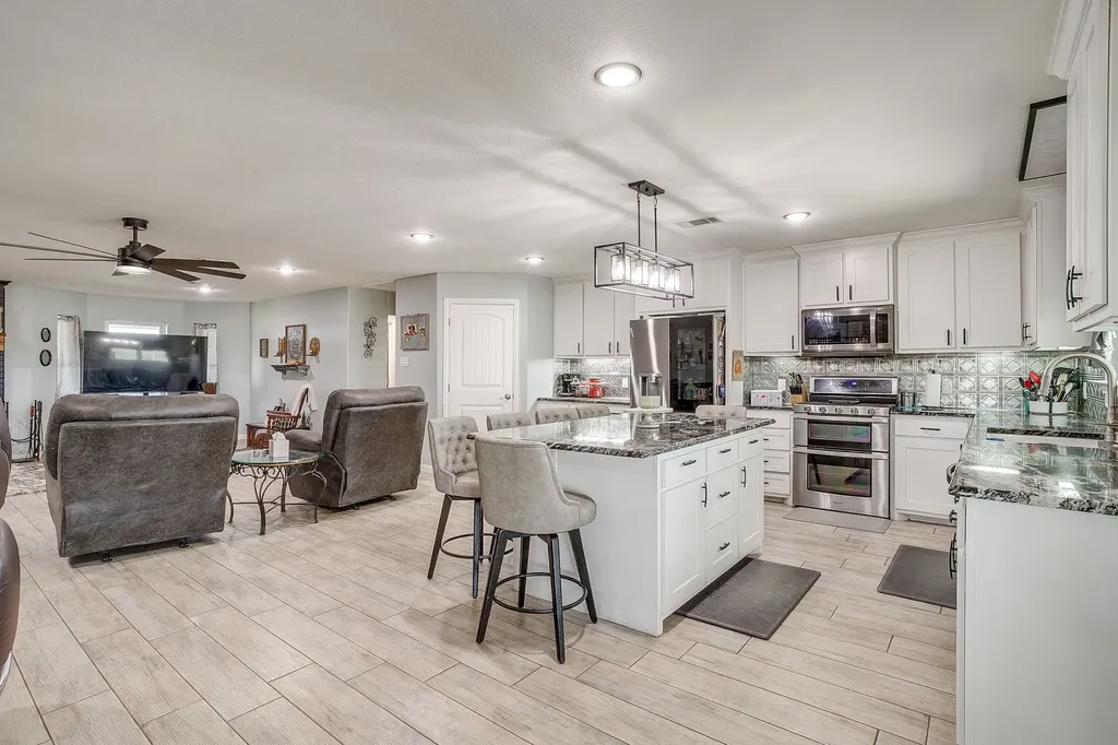 207 Trails End Poolville TX 76487