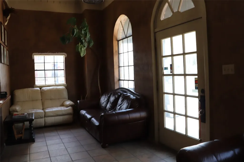 2 E Chambers Street Cleburne TX 76031
