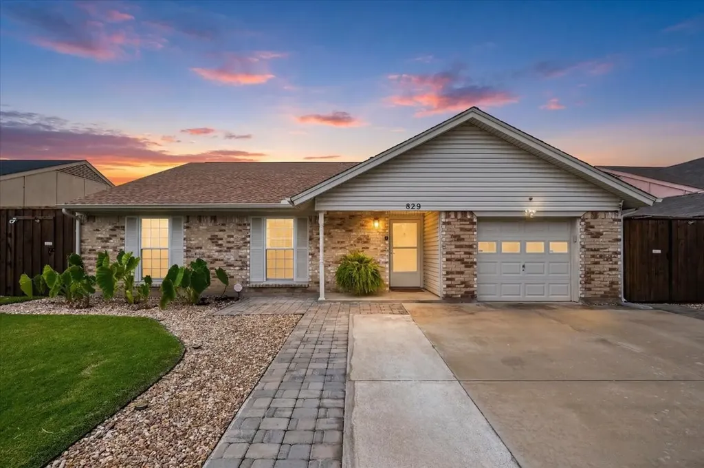 829 W Crossland Boulevard Grand Prairie TX 75052
