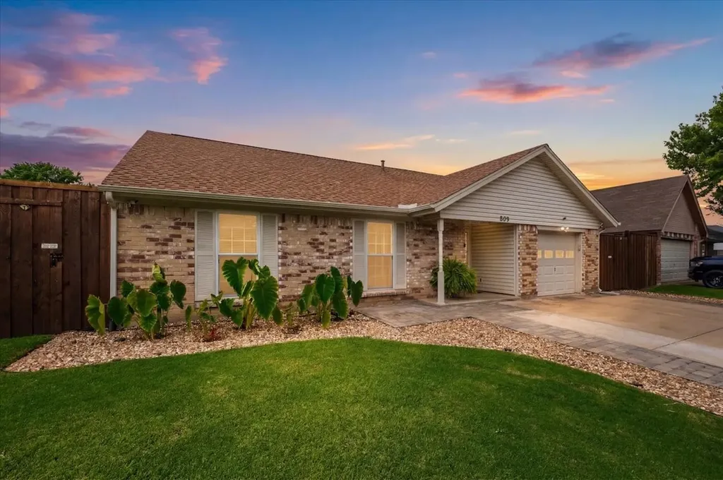 829 W Crossland Boulevard Grand Prairie TX 75052