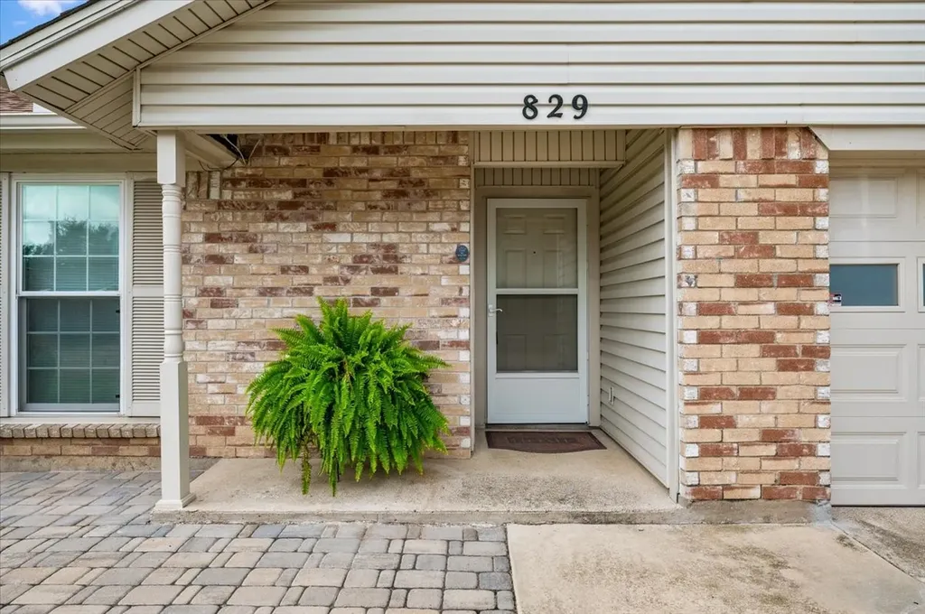 829 W Crossland Boulevard Grand Prairie TX 75052