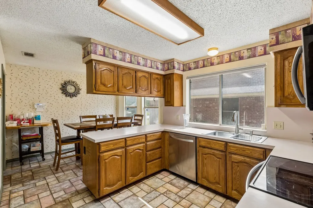 903 Wyndham Place Arlington TX 76017