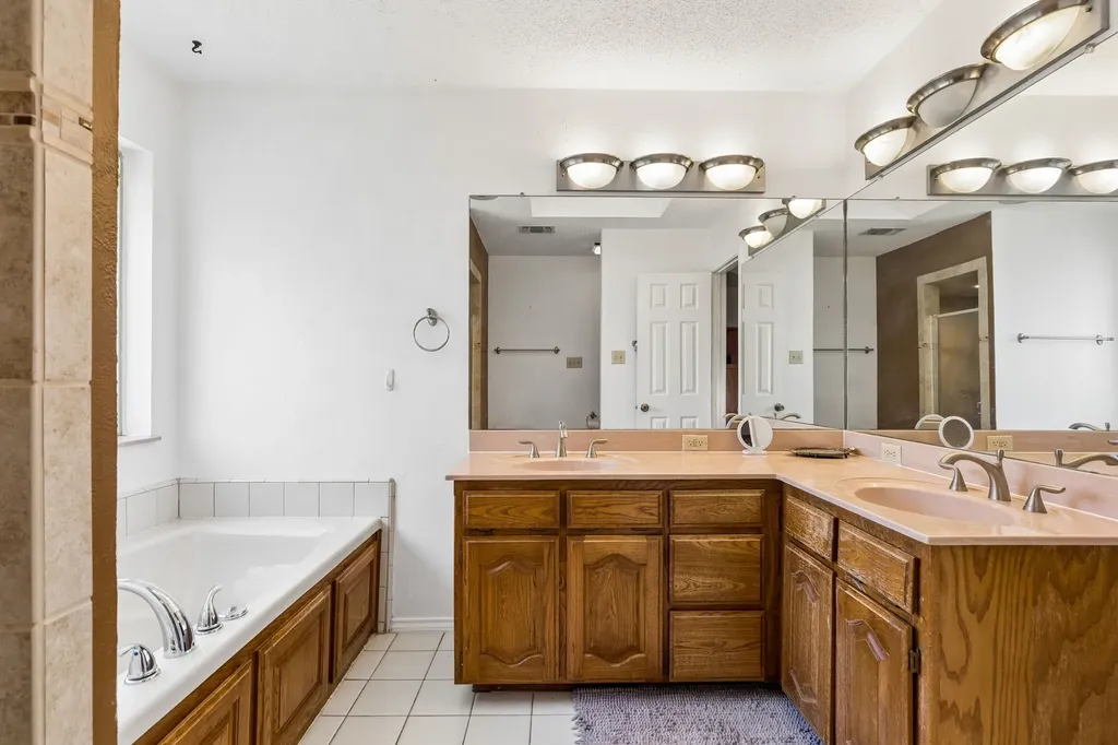 903 Wyndham Place Arlington TX 76017