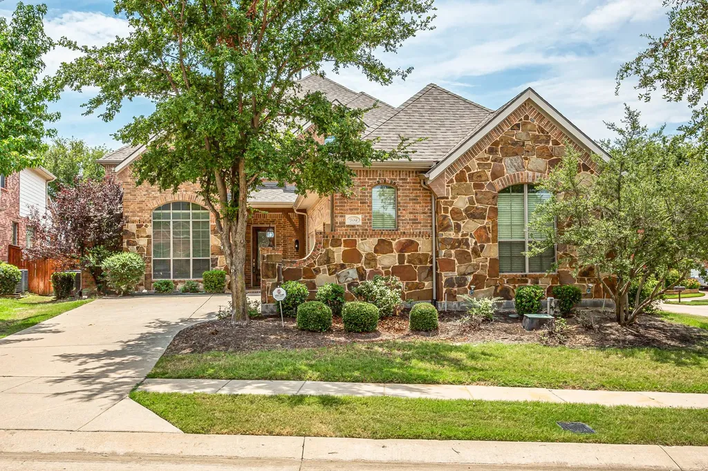 900 Fannin Drive Lantana TX 76226