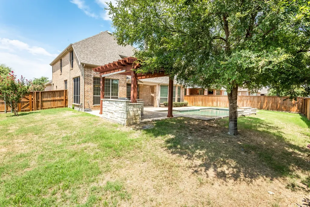 900 Fannin Drive Lantana TX 76226