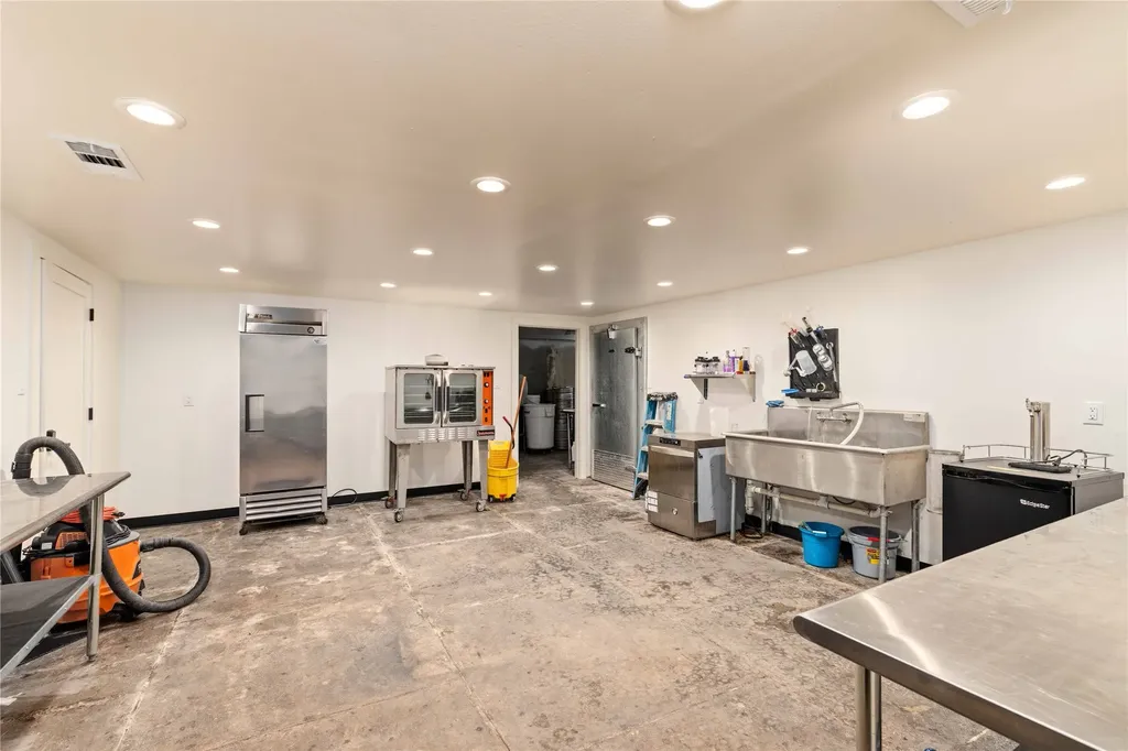 210 S Commercial Avenue Coleman TX 76834