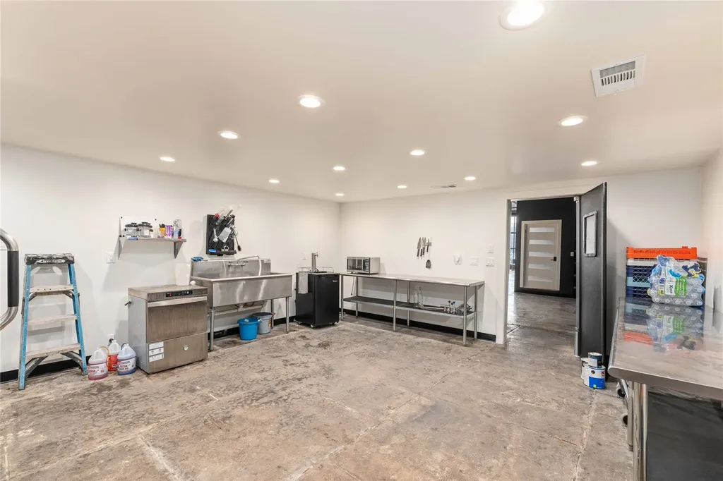 210 S Commercial Avenue Coleman TX 76834
