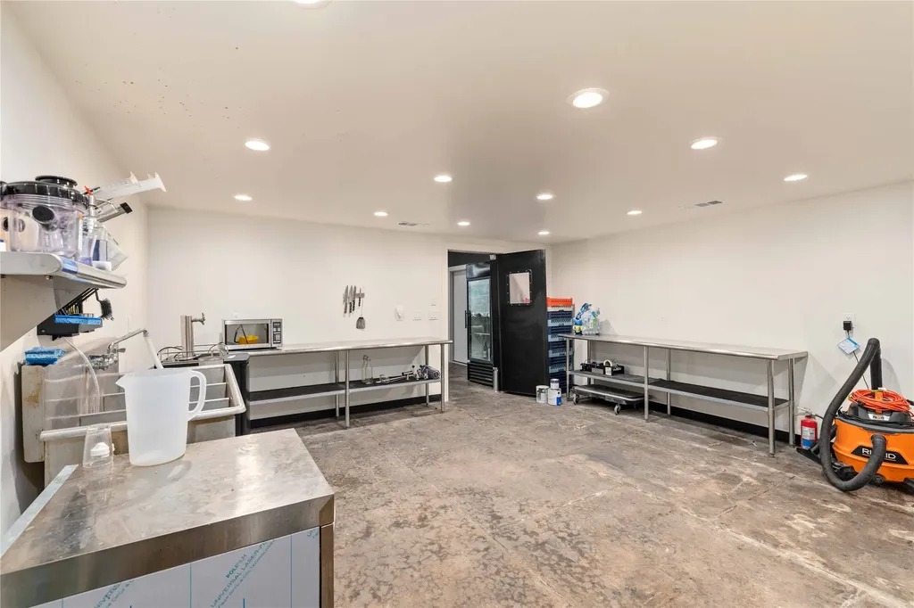210 S Commercial Avenue Coleman TX 76834