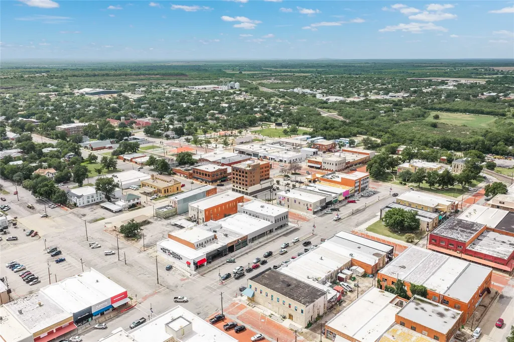 210 S Commercial Avenue Coleman TX 76834