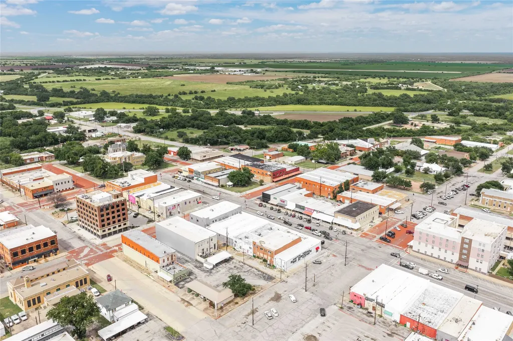 210 S Commercial Avenue Coleman TX 76834