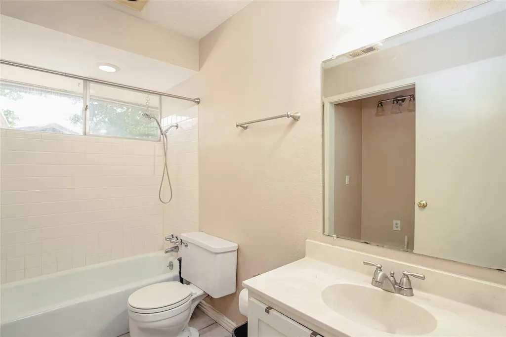 1206 Farnham Court E Irving TX 75062