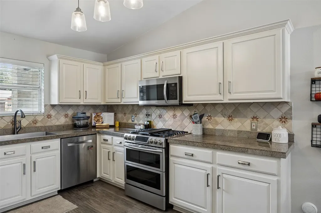 2732 Bay Meadows Circle Farmers Branch TX 75234