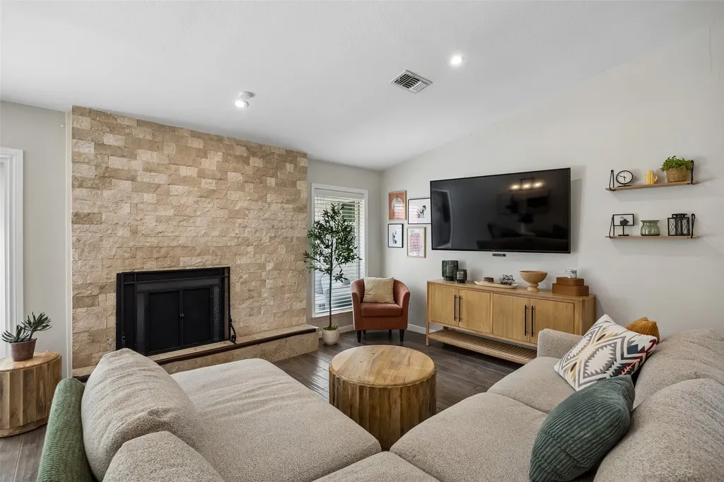 2732 Bay Meadows Circle Farmers Branch TX 75234