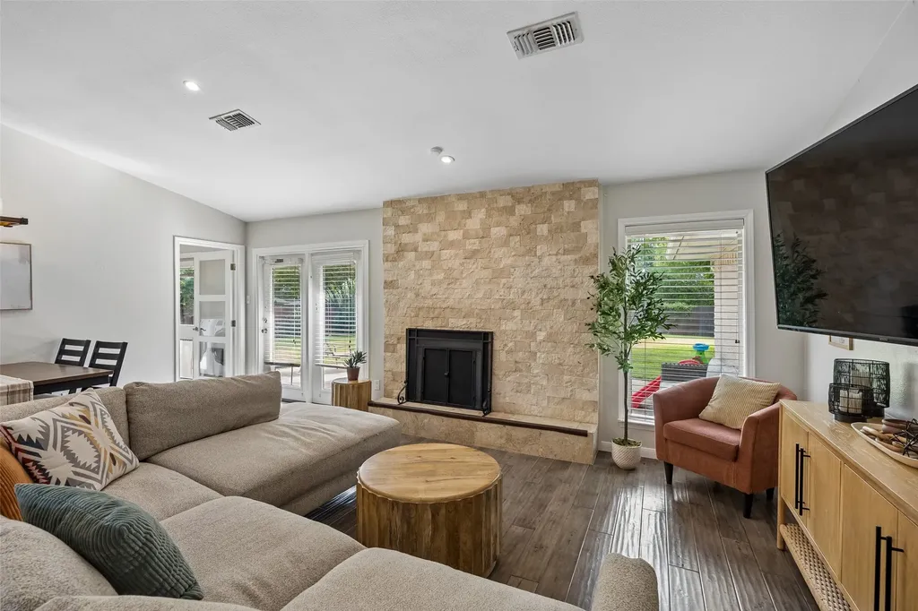 2732 Bay Meadows Circle Farmers Branch TX 75234