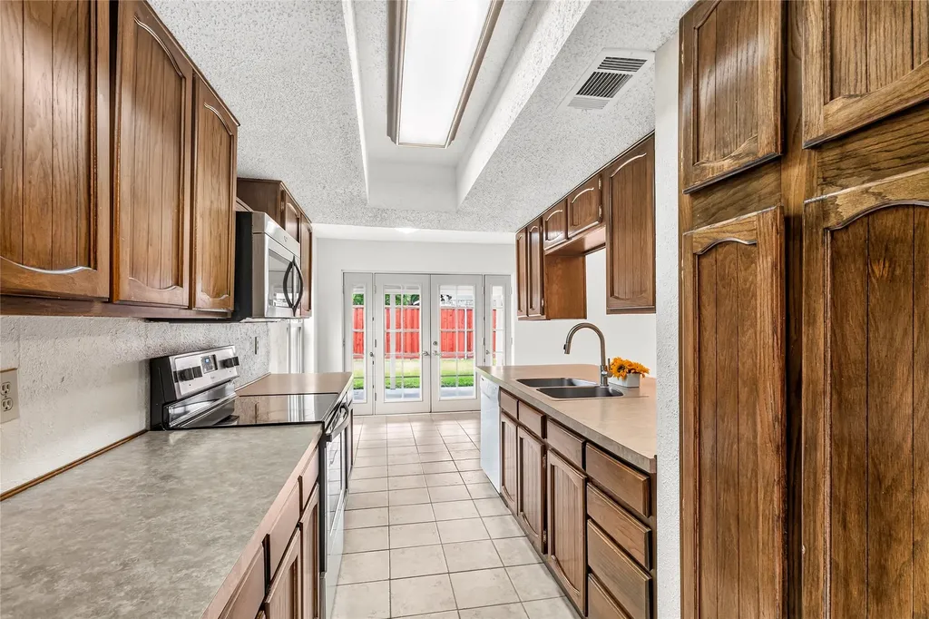 3302 Ivanhoe Lane Garland TX 75044