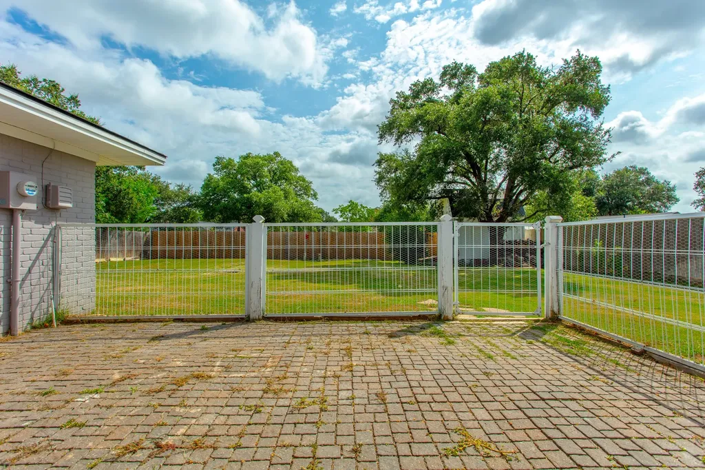 1817 Laura Lane College Station TX 77840