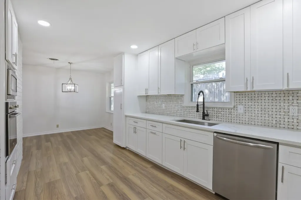 624 Hillview Drive Hurst TX 76054