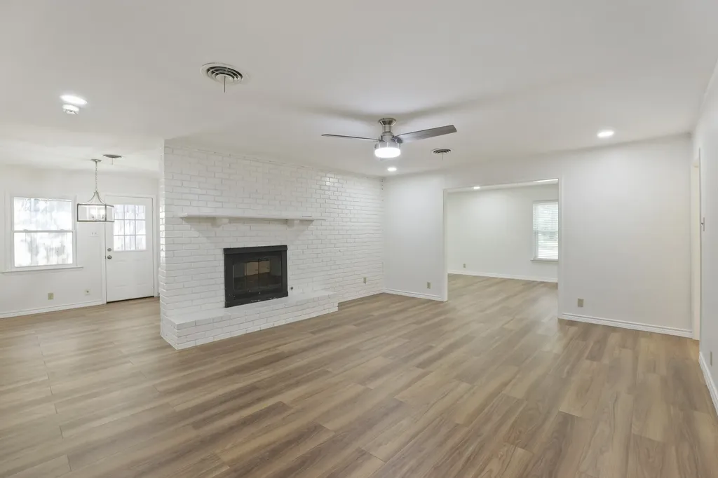 624 Hillview Drive Hurst TX 76054