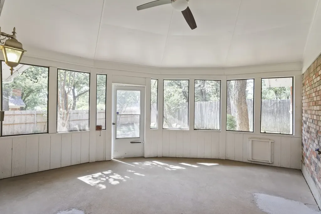 624 Hillview Drive Hurst TX 76054