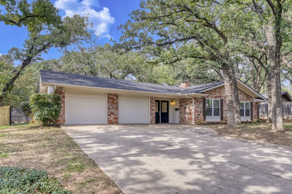 624 Hillview Drive Hurst TX 76054