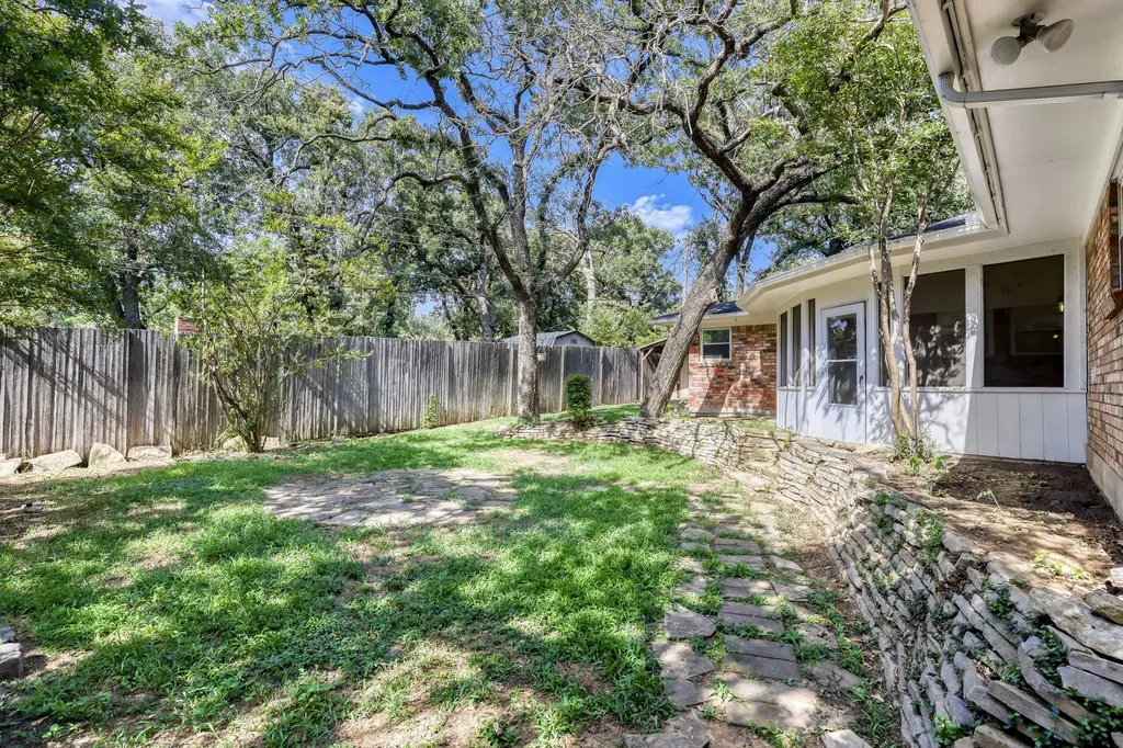 624 Hillview Drive Hurst TX 76054