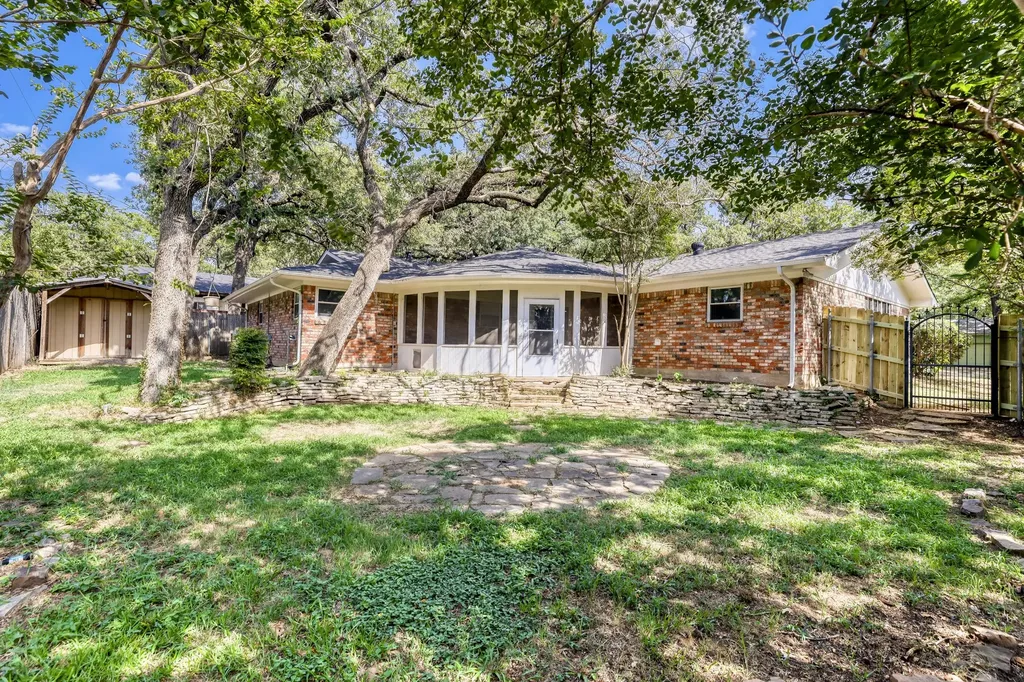 624 Hillview Drive Hurst TX 76054