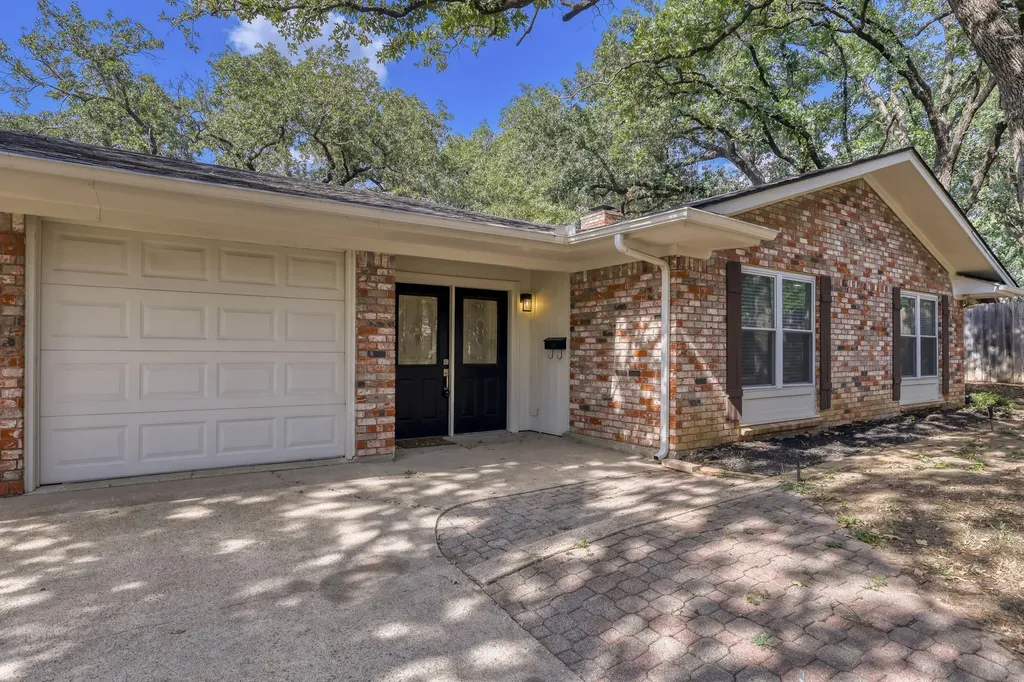 624 Hillview Drive Hurst TX 76054