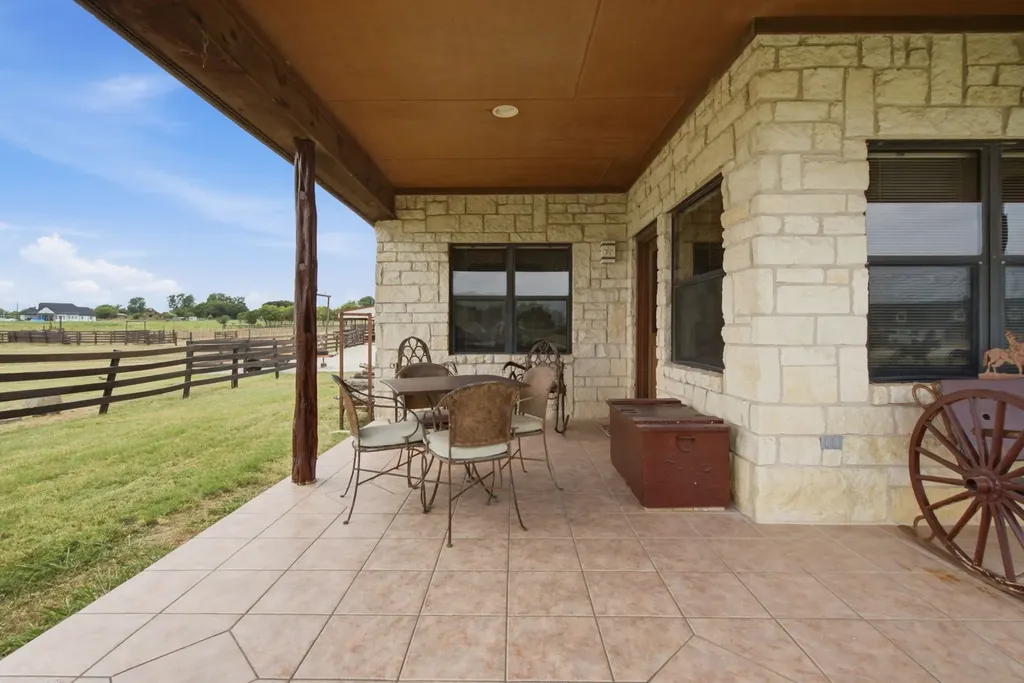 1590 Lawlis Lane Sanger TX 76266