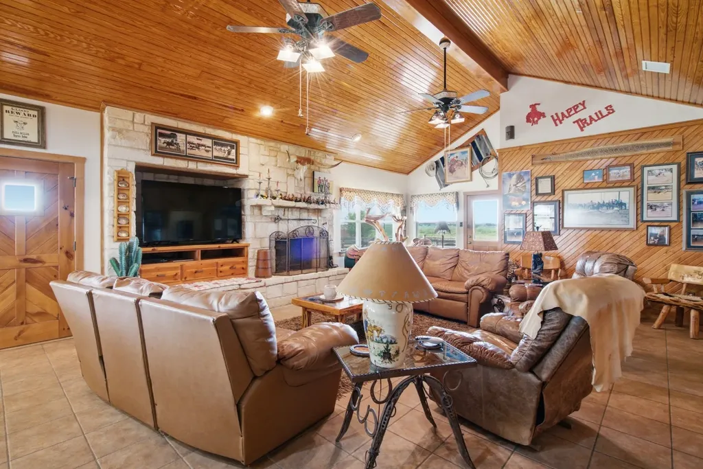 1590 Lawlis Lane Sanger TX 76266