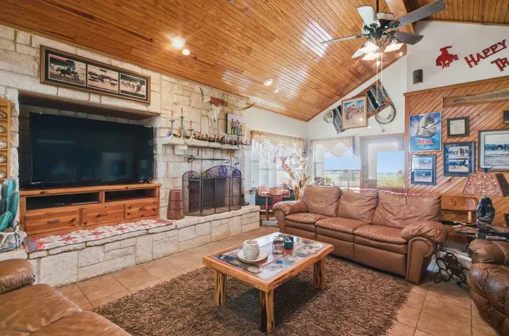 1590 Lawlis Lane Sanger TX 76266