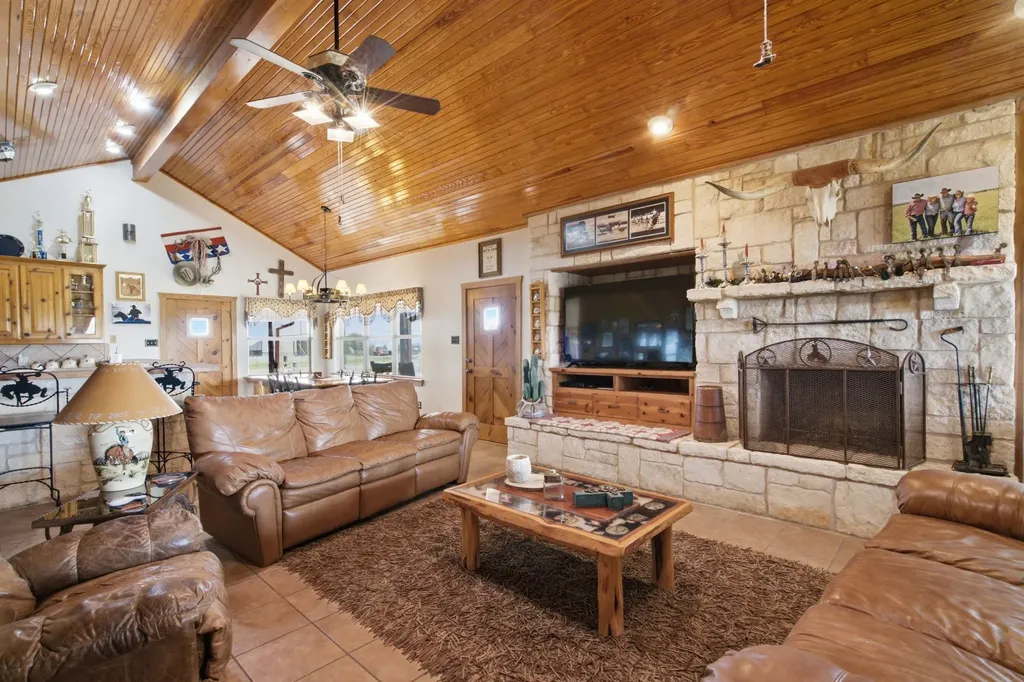 1590 Lawlis Lane Sanger TX 76266