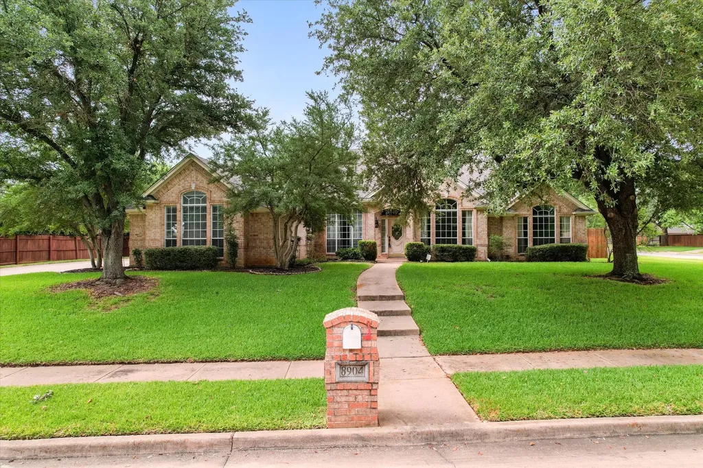 8904 Thornway Drive North Richland Hills TX 76182